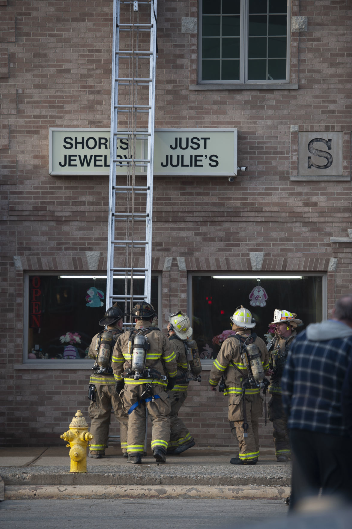 Shores Building Fire 9 (03/21/19)